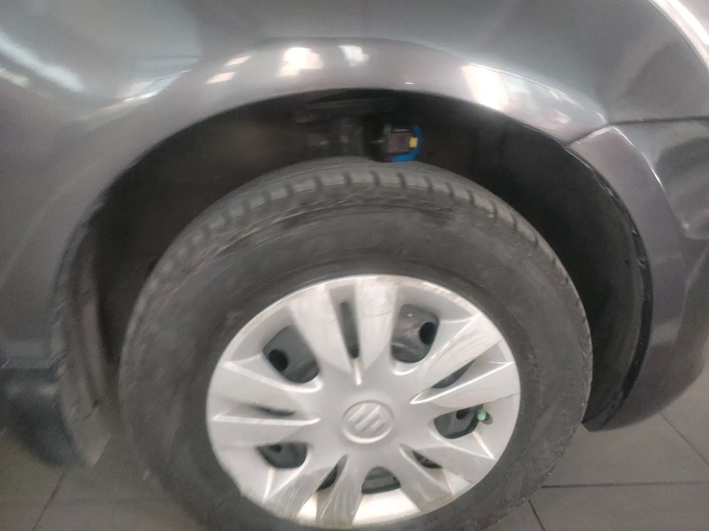 2015 Maruti Swift VXI, Petrol, Manual, 84,410 km, tyre