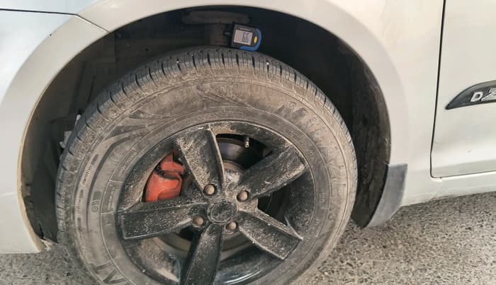2014 Maruti Swift VXI, CNG, Manual, 1,53,981 km, tyre