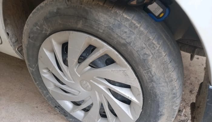 2021 Maruti Ertiga VXI SHVS, Petrol, Manual, 78,429 km, tyre