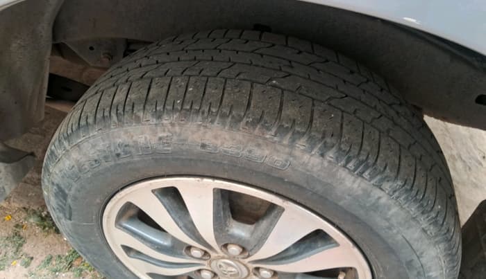 2015 Toyota Innova 2.5 VX 8 STR, Diesel, Manual, 90,241 km, tyre