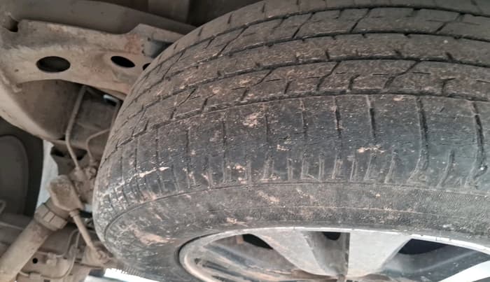 2015 Toyota Innova 2.5 VX 8 STR, Diesel, Manual, 90,241 km, tyre