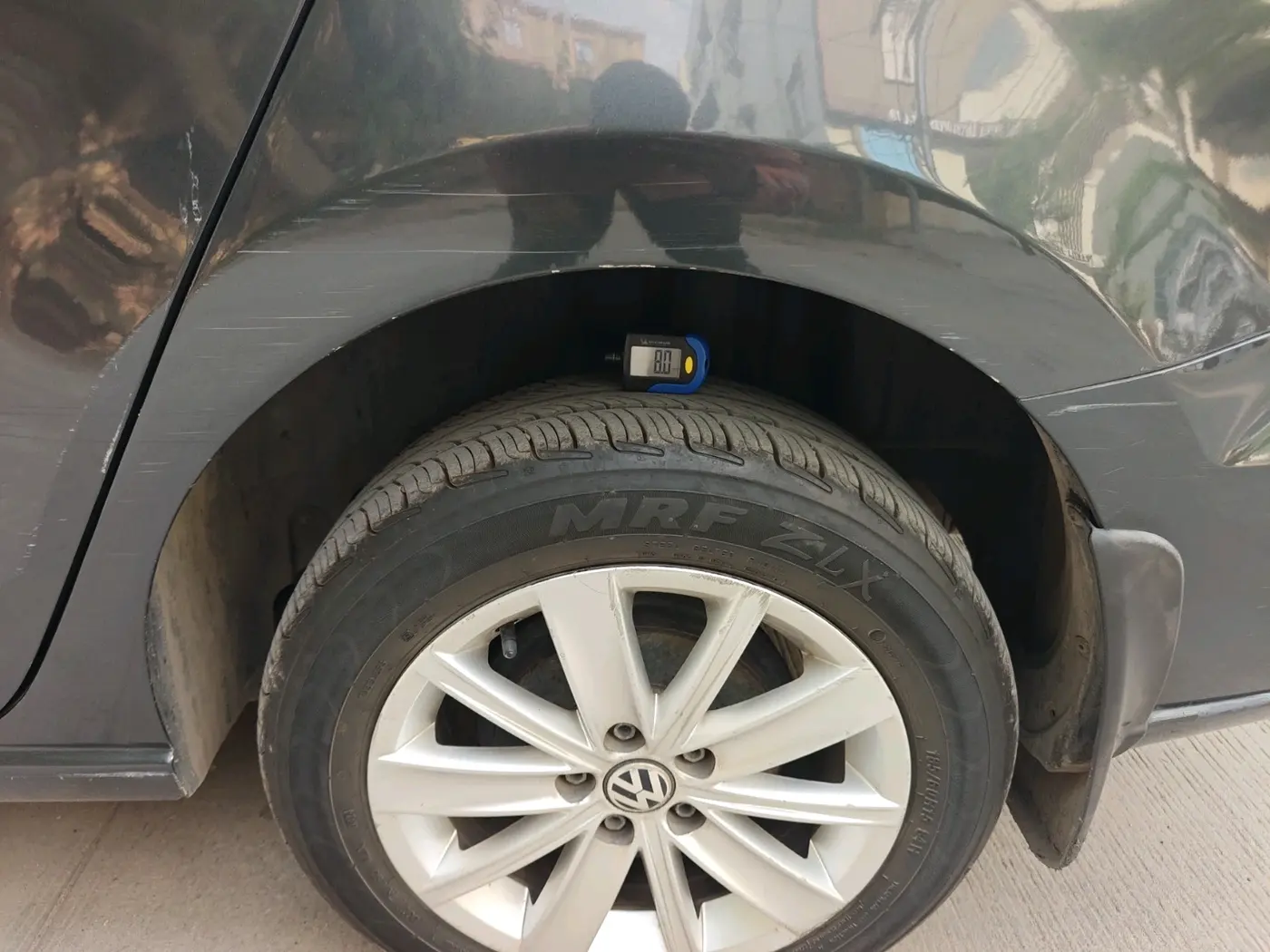 2016 Volkswagen Vento HIGHLINE 1.5 AT, Diesel, Automatic, 1,04,855 km, tyre