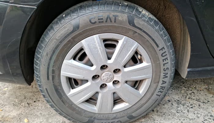 2013 Volkswagen Vento COMFORTLINE 1.6, Petrol, Manual, 65,306 km, tyre