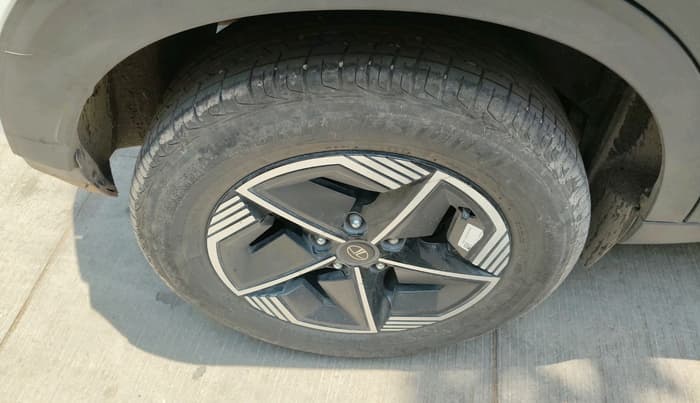 2023 Tata NEXON CREATIVE + AMT 1.5 DIESEL, Diesel, Automatic, 43,458 km, tyre