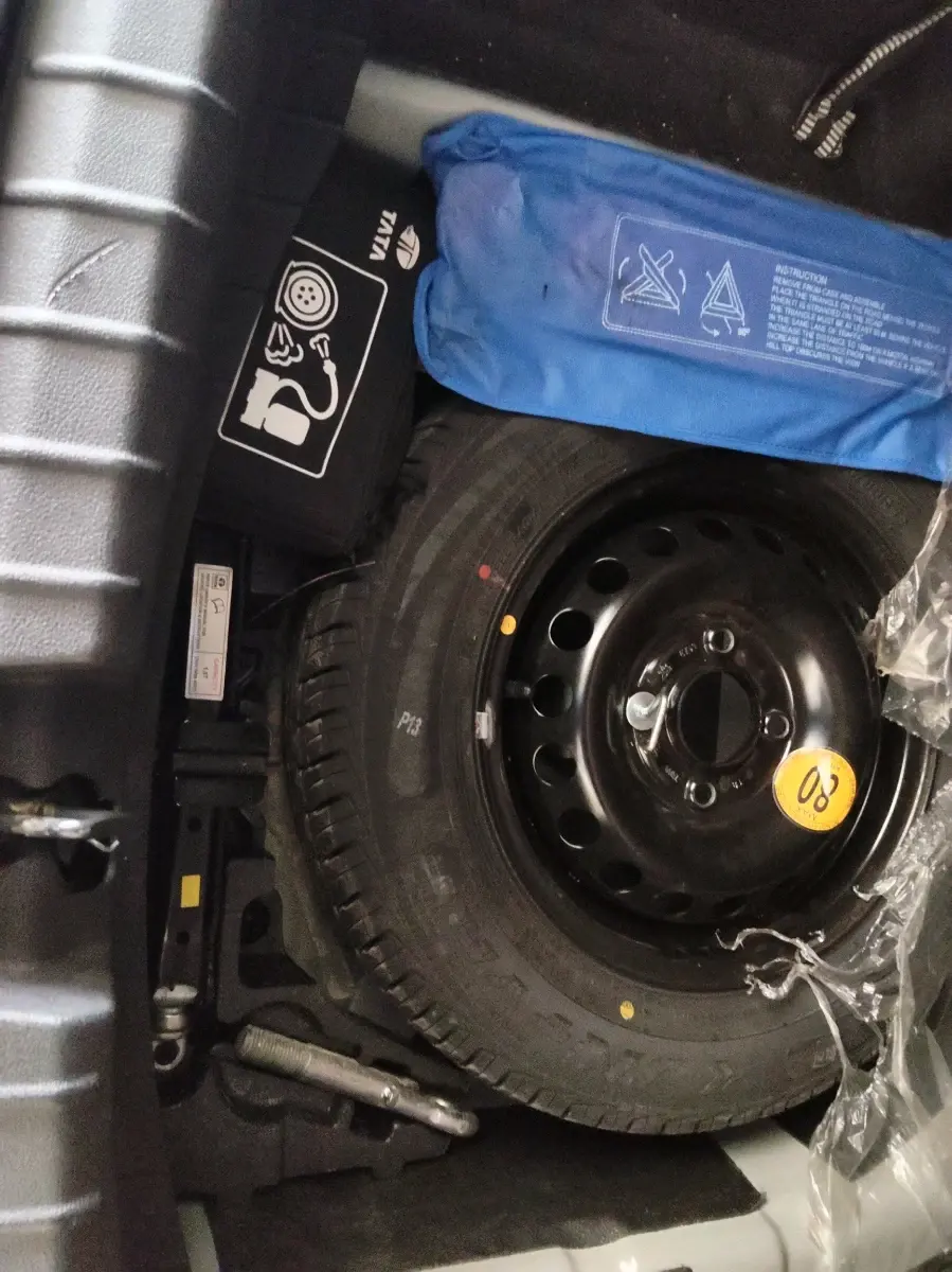 2021 Tata TIGOR XMA PETROL, Petrol, Automatic, 45,413 km, tyre