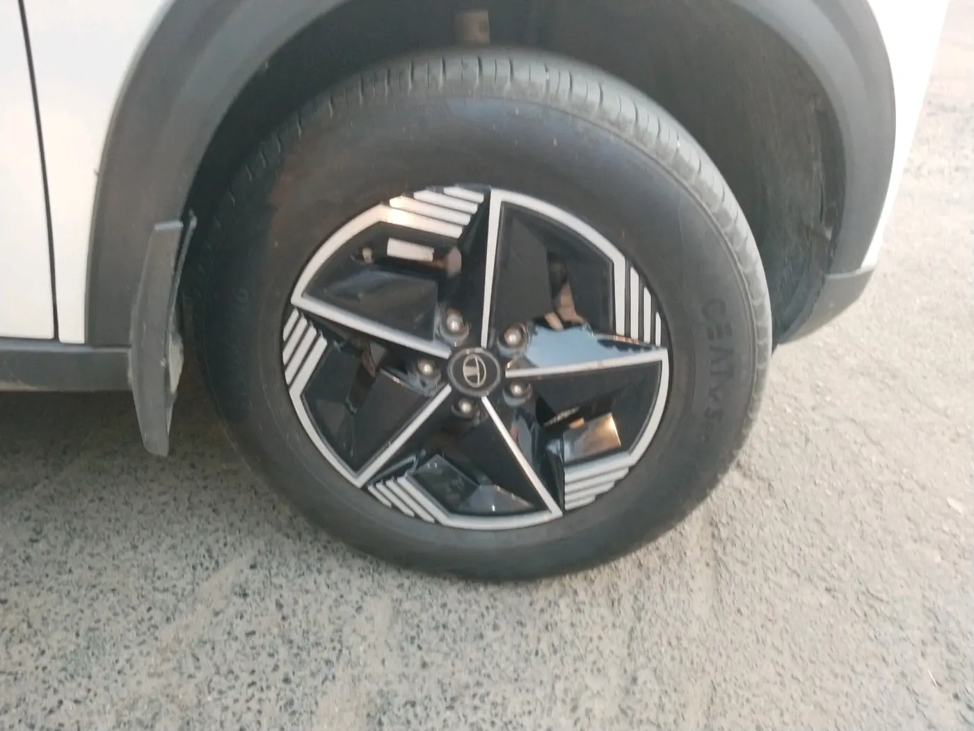 2023 Tata NEXON FEARLESS + SUNROOF DCA DUAL TONE 1.2 PETROL, Petrol, Automatic, 53,304 km, tyre