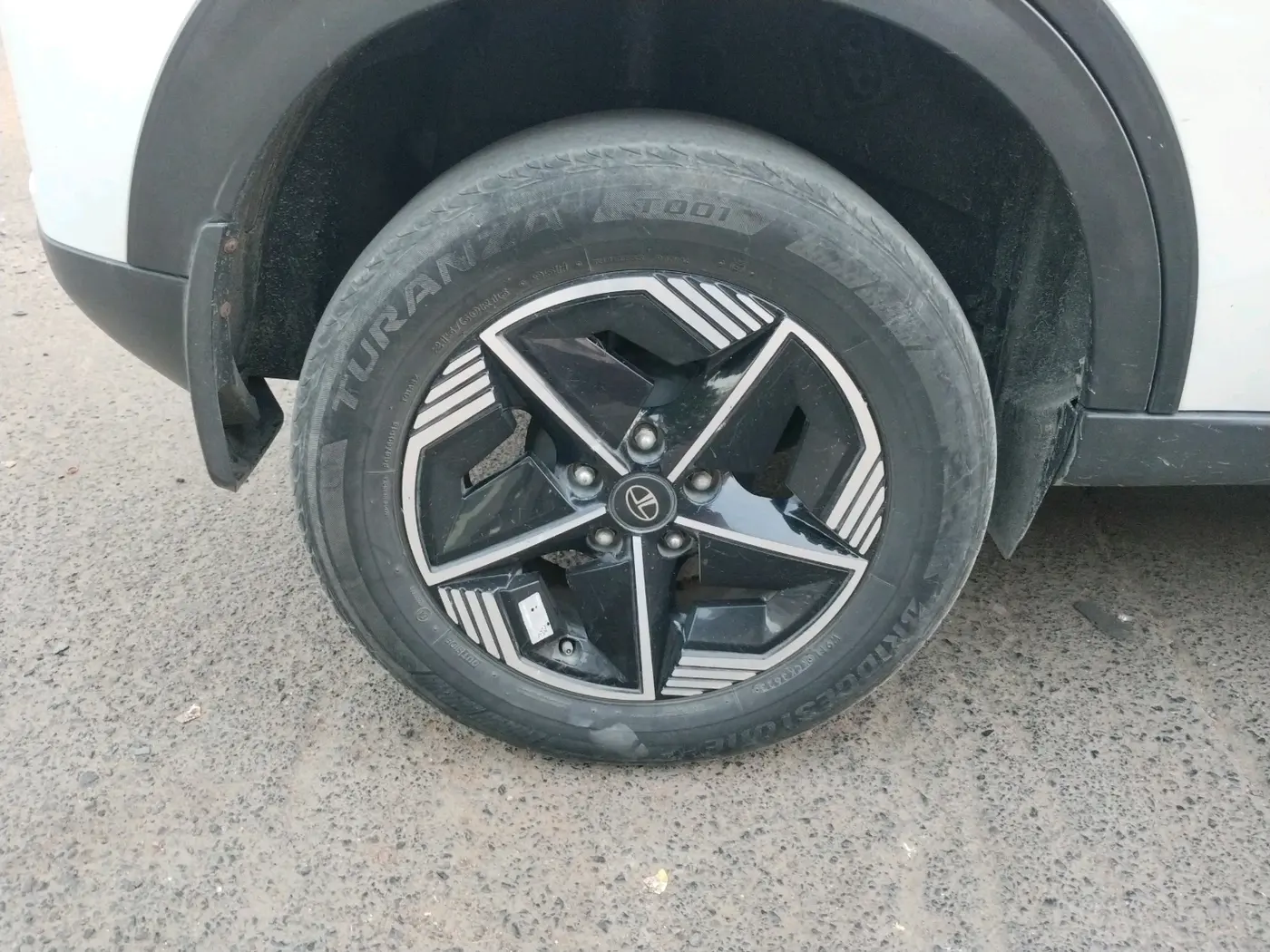 2023 Tata NEXON FEARLESS + SUNROOF DCA DUAL TONE 1.2 PETROL, Petrol, Automatic, 53,304 km, tyre
