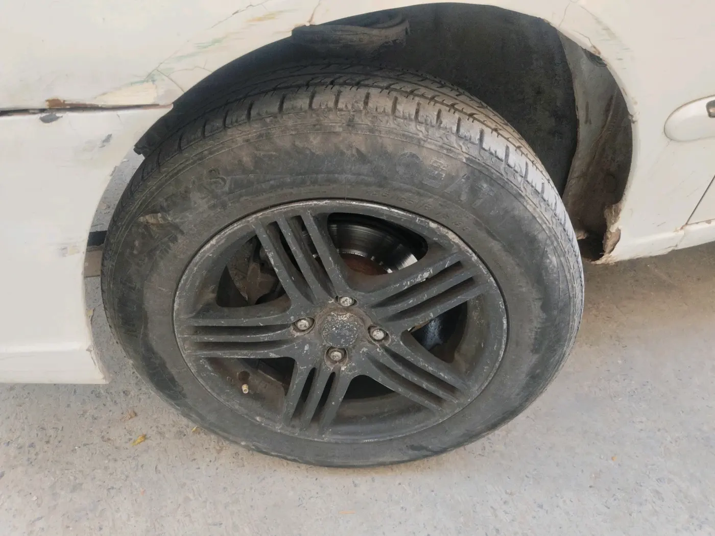 2011 Hyundai Accent GLE, CNG, Manual, 1,49,150 km, tyre
