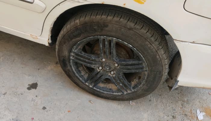 2011 Hyundai Accent GLE, CNG, Manual, 1,49,150 km, tyre