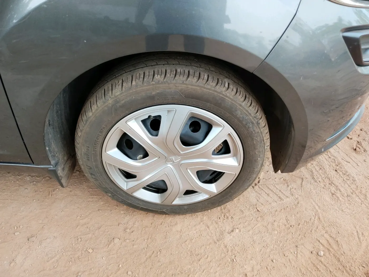 2022 Tata ALTROZ XM PLUS PETROL, Petrol, Manual, 20,303 km, tyre