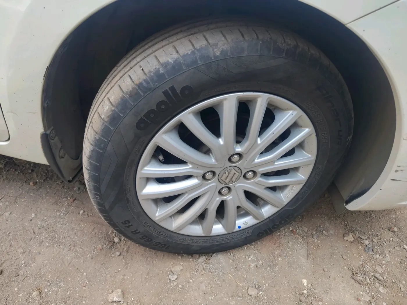 2022 Maruti Dzire ZXI CNG, CNG, Manual, 33,246 km, tyre