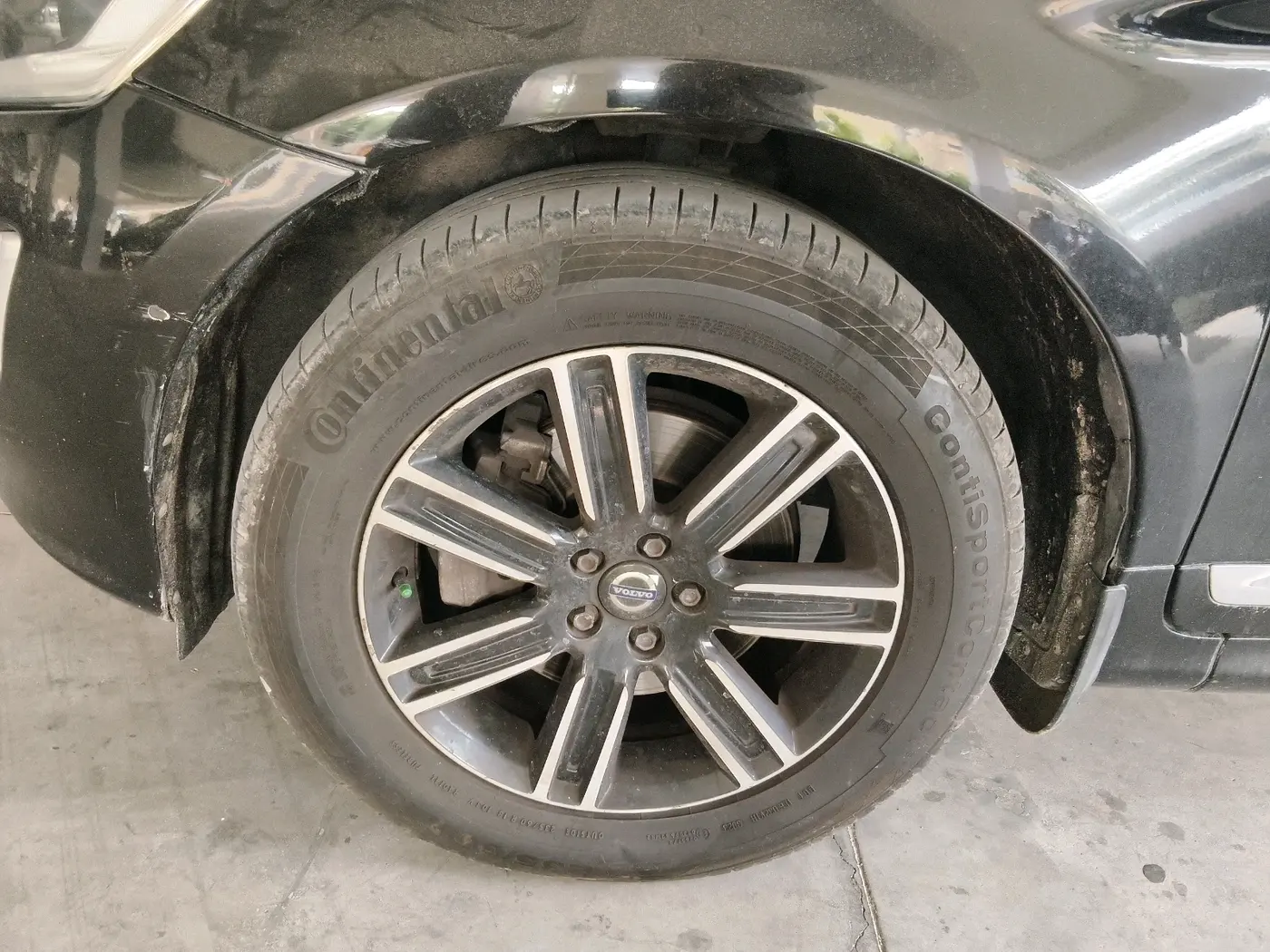 2016 Volvo XC 60 D4 Momentum, Diesel, Automatic, 2,19,069 km, tyre