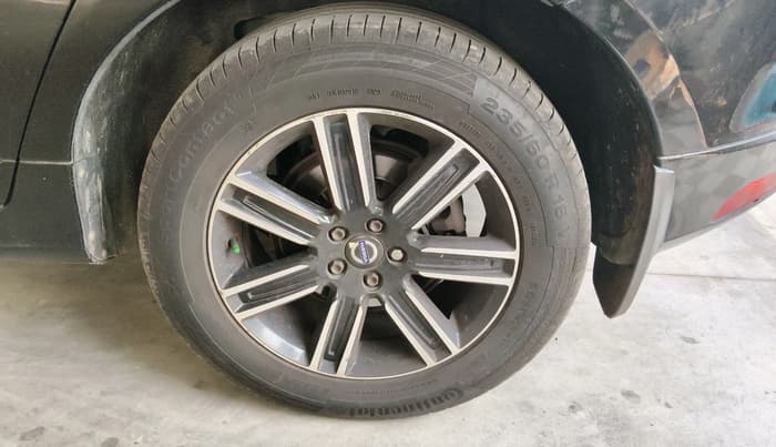 2016 Volvo XC 60 D4 Momentum, Diesel, Automatic, 2,19,069 km, tyre