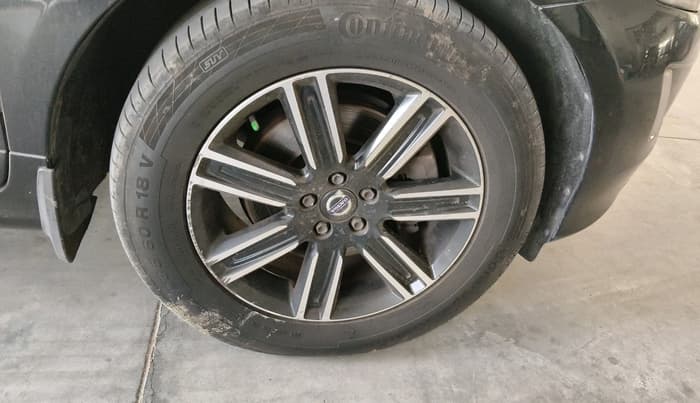 2016 Volvo XC 60 D4 Momentum, Diesel, Automatic, 2,19,069 km, tyre