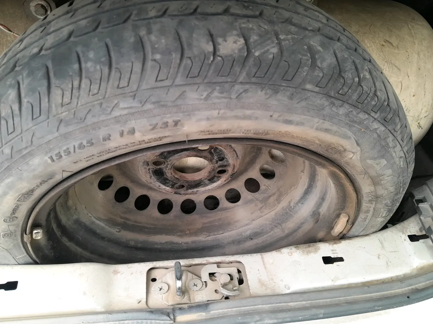 2012 Maruti Wagon R 1.0 LXI, CNG, Manual, 1,10,089 km, tyre
