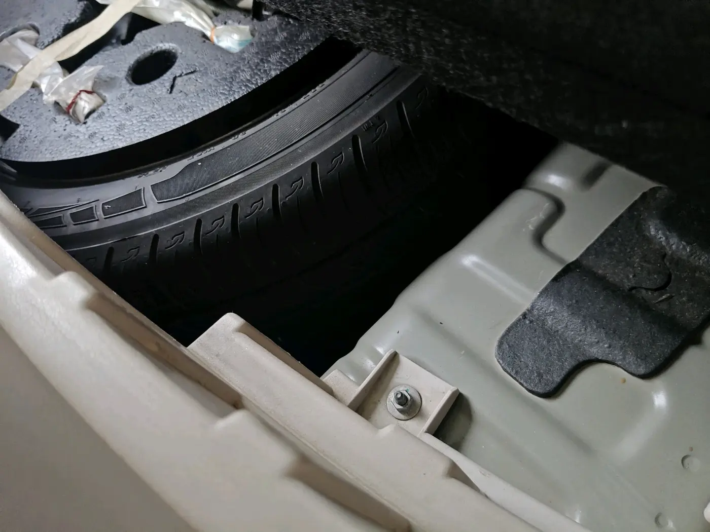 2019 Mahindra XUV300 W8 1.2 PETROL, Petrol, Manual, 59,535 km, tyre