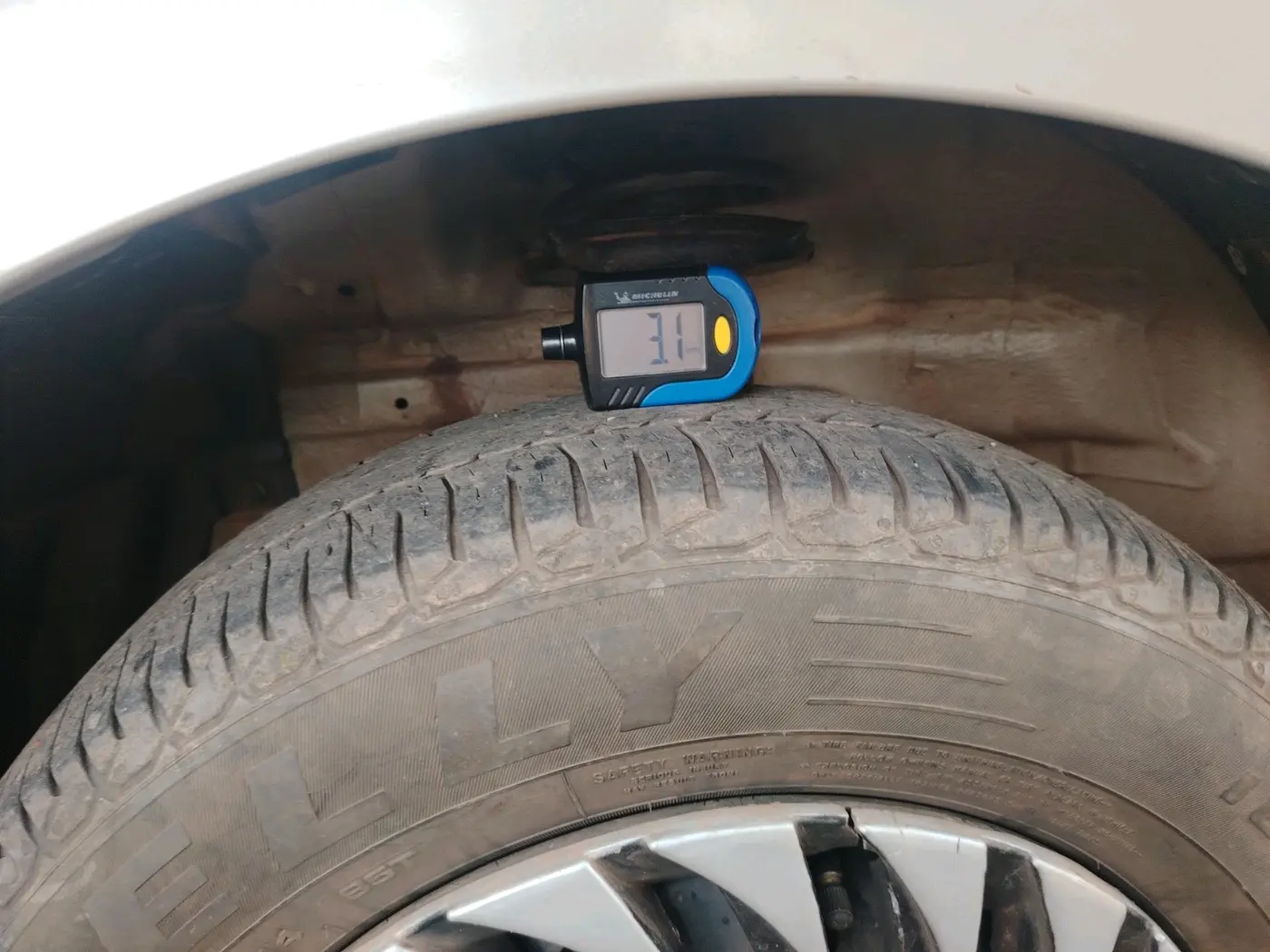 2013 Maruti Swift Dzire VXI, Petrol, Manual, 1,05,867 km, tyre
