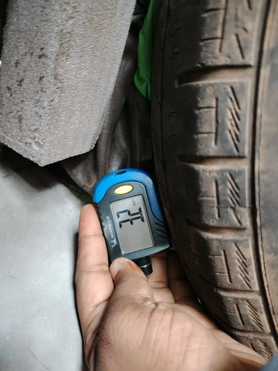 2013 Maruti Swift Dzire VXI, Petrol, Manual, 1,05,867 km, tyre