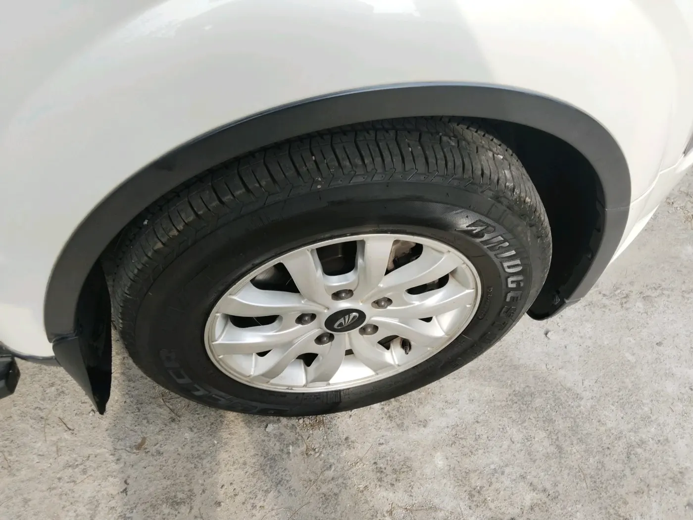 2017 Mahindra XUV500 W8 AT, Diesel, Automatic, 1,28,316 km, tyre