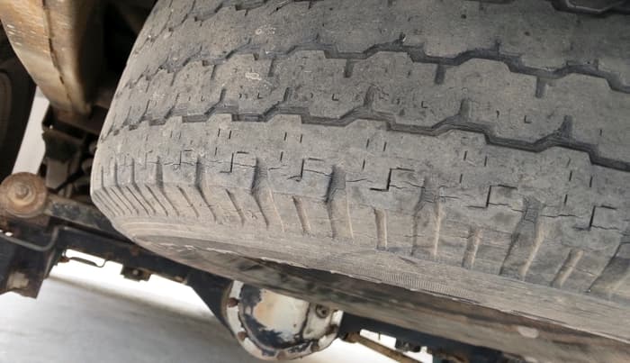 2011 Mahindra Scorpio VLX 2WD AT, Diesel, Automatic, 2,10,077 km, tyre