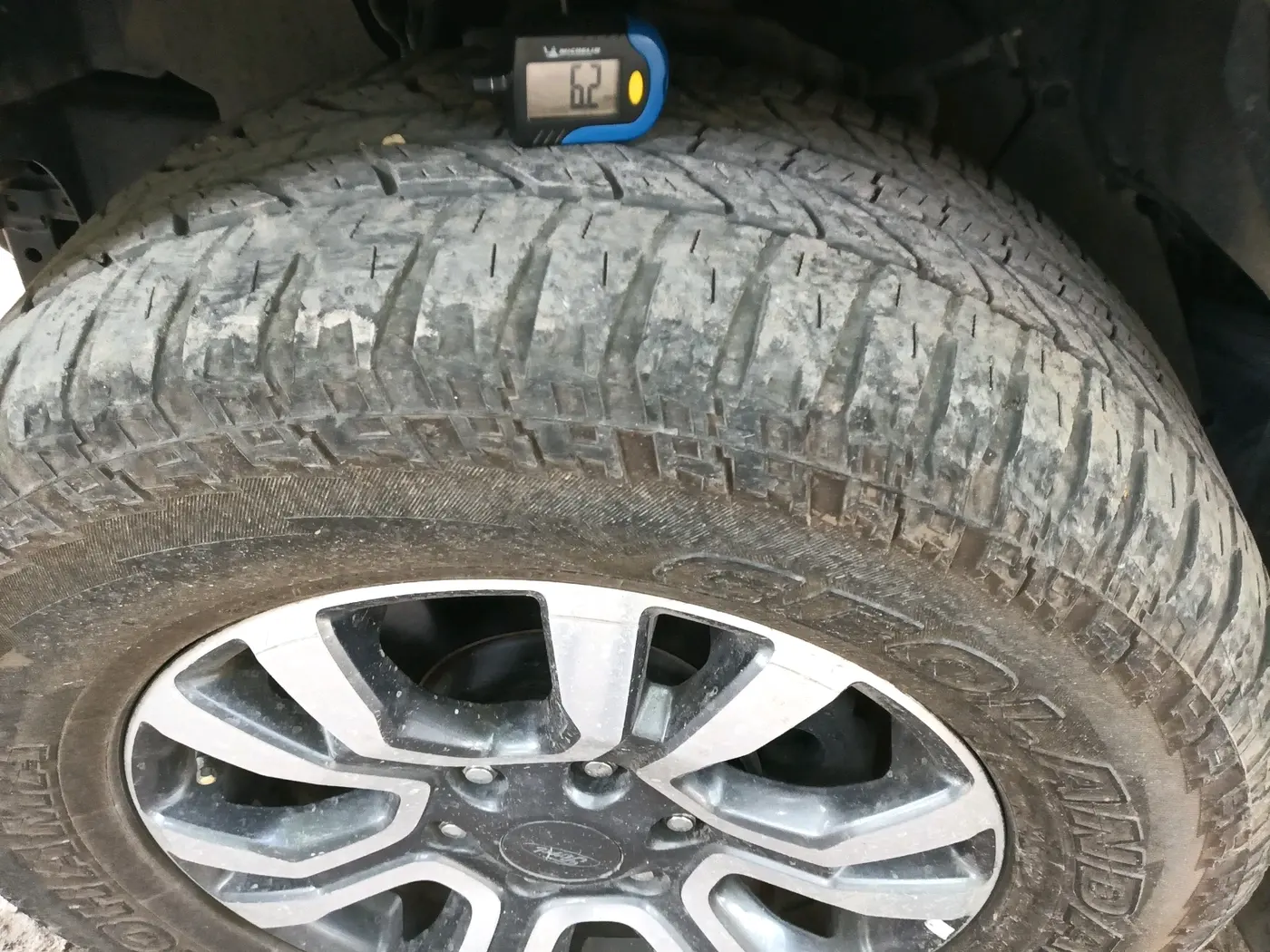 2016 Ford Endeavour TITANIUM 3.2 4X4 AT, Diesel, Automatic, 1,02,269 km, tyre