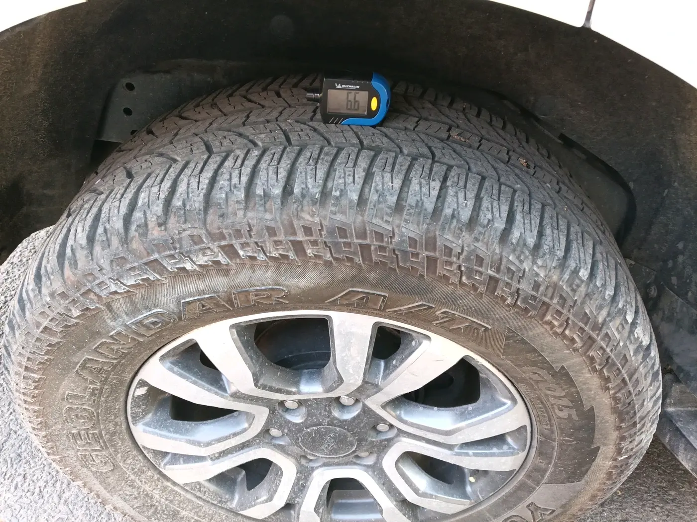 2016 Ford Endeavour TITANIUM 3.2 4X4 AT, Diesel, Automatic, 1,02,269 km, tyre