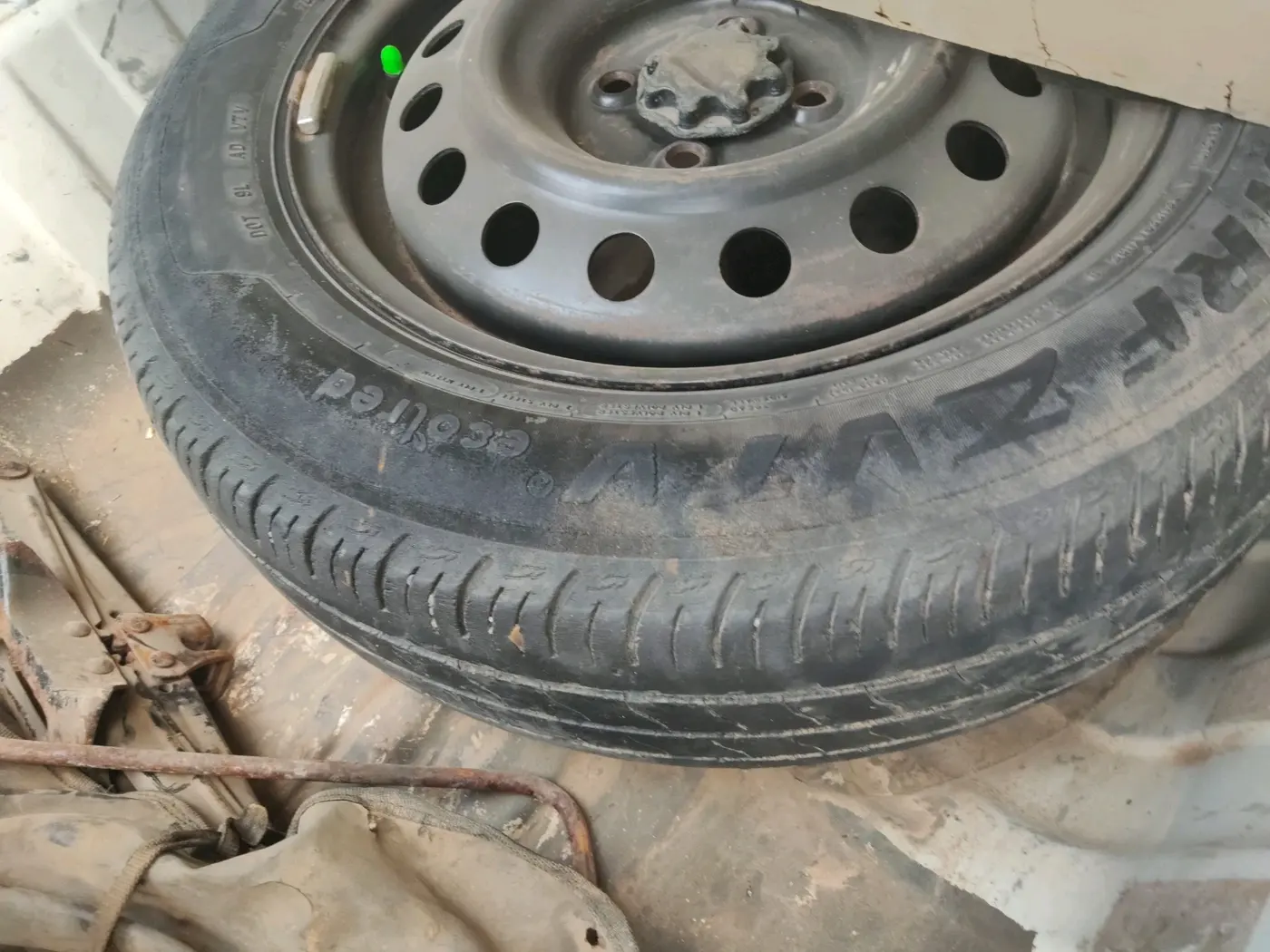 2012 Toyota Etios V, Petrol, Manual, 2,04,919 km, tyre