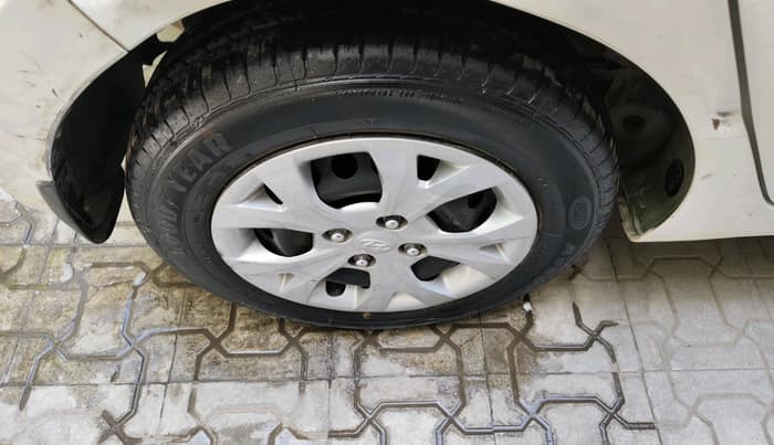 2014 Hyundai Grand i10 MAGNA 1.2 KAPPA VTVT, Petrol, Manual, 1,17,825 km, tyre