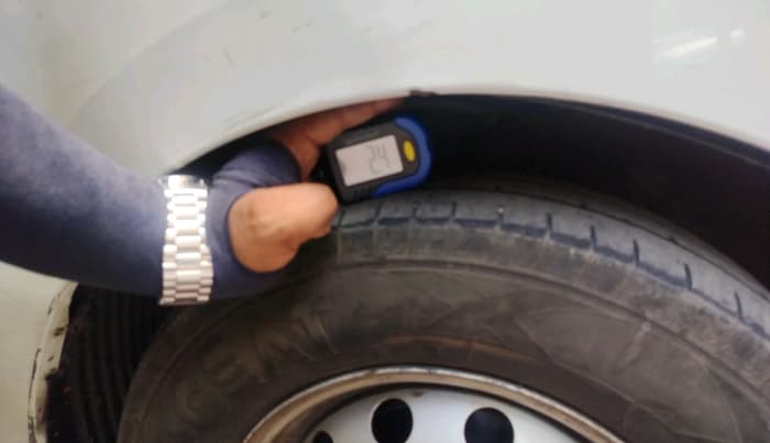 2013 Hyundai Eon ERA +, CNG, Manual, 64,105 km, tyre