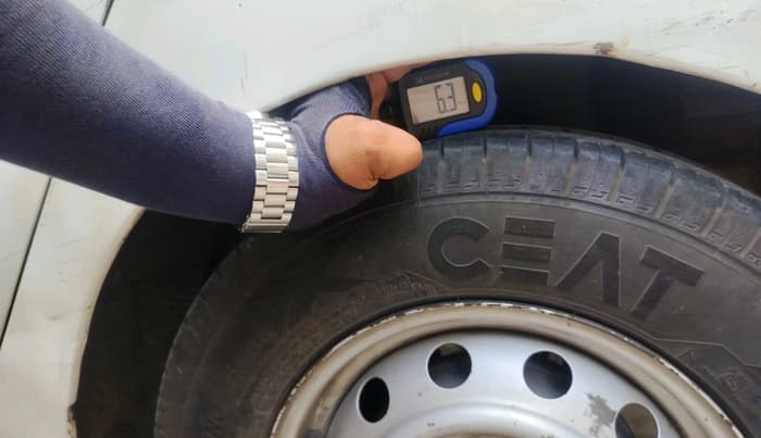 2013 Hyundai Eon ERA +, CNG, Manual, 64,105 km, tyre