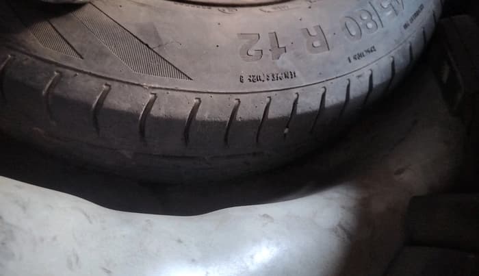 2013 Hyundai Eon ERA +, CNG, Manual, 64,105 km, tyre
