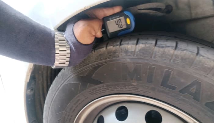 2013 Hyundai Eon ERA +, CNG, Manual, 64,105 km, tyre