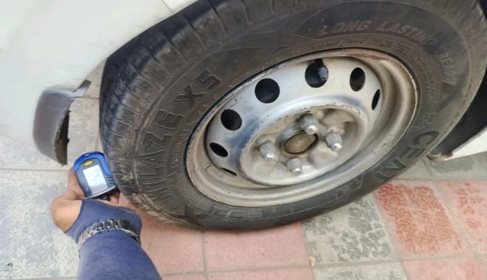 2013 Hyundai Eon ERA +, CNG, Manual, 64,105 km, tyre