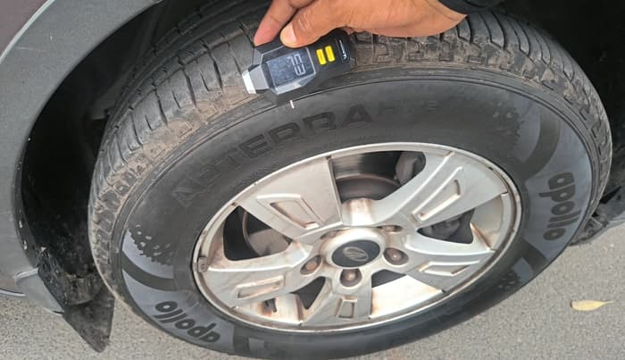 2014 Mahindra XUV500 W8, Diesel, Manual, 1,63,002 km, tyre