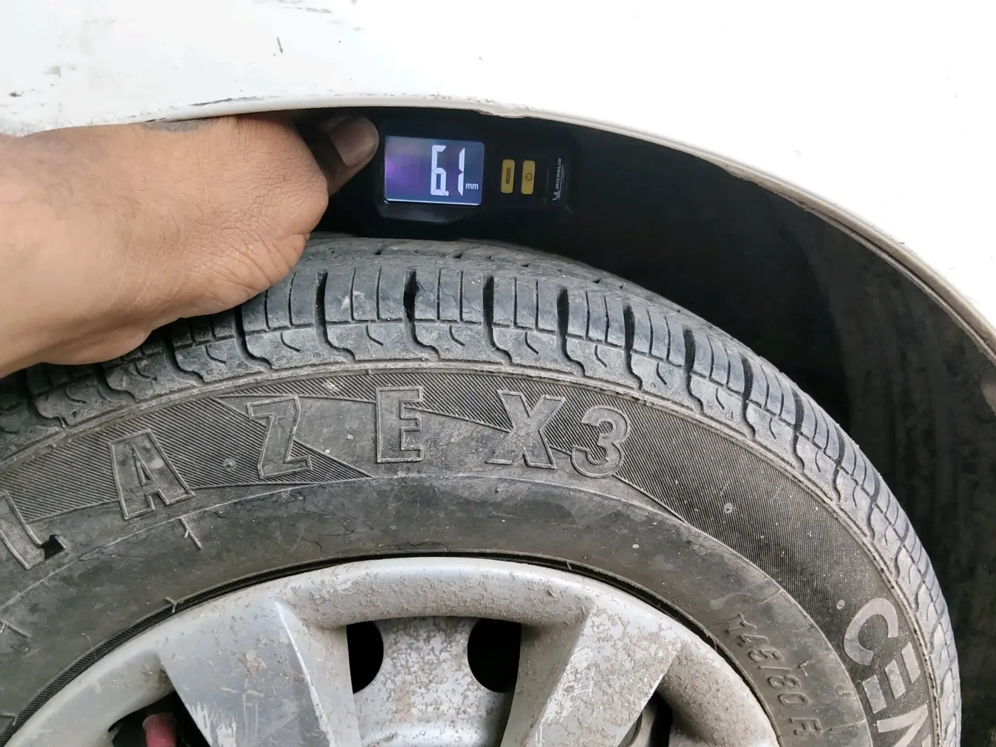 2013 Hyundai Eon ERA +, Petrol, Manual, 76,737 km, tyre
