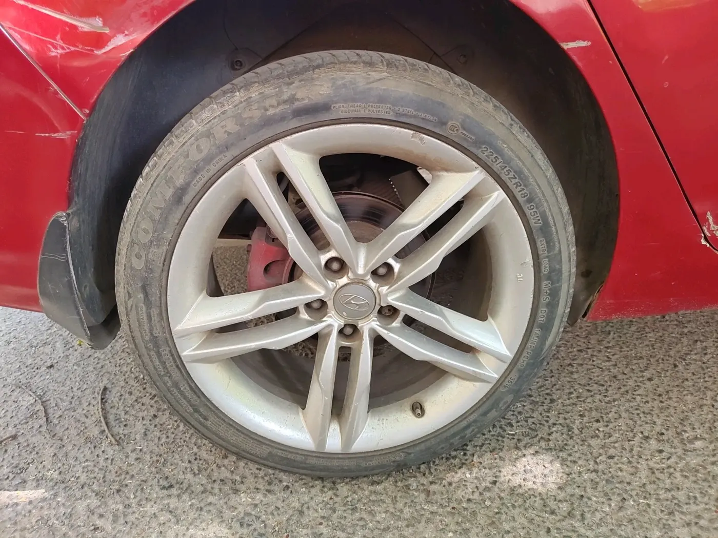 2013 Hyundai New Elantra 1.8 SX AT VTVT, Petrol, Automatic, 1,00,776 km, tyre