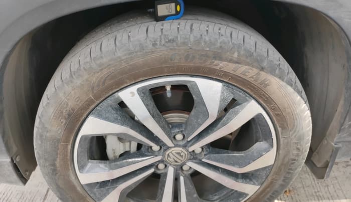 2023 MG HECTOR PLUS SHARP PRO 1.5 PETROL TURBO CVT 7 STR, Petrol, Automatic, 23,590 km, tyre