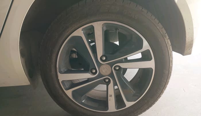 2023 Tata ALTROZ XZA, Petrol, Automatic, 10,210 km, tyre