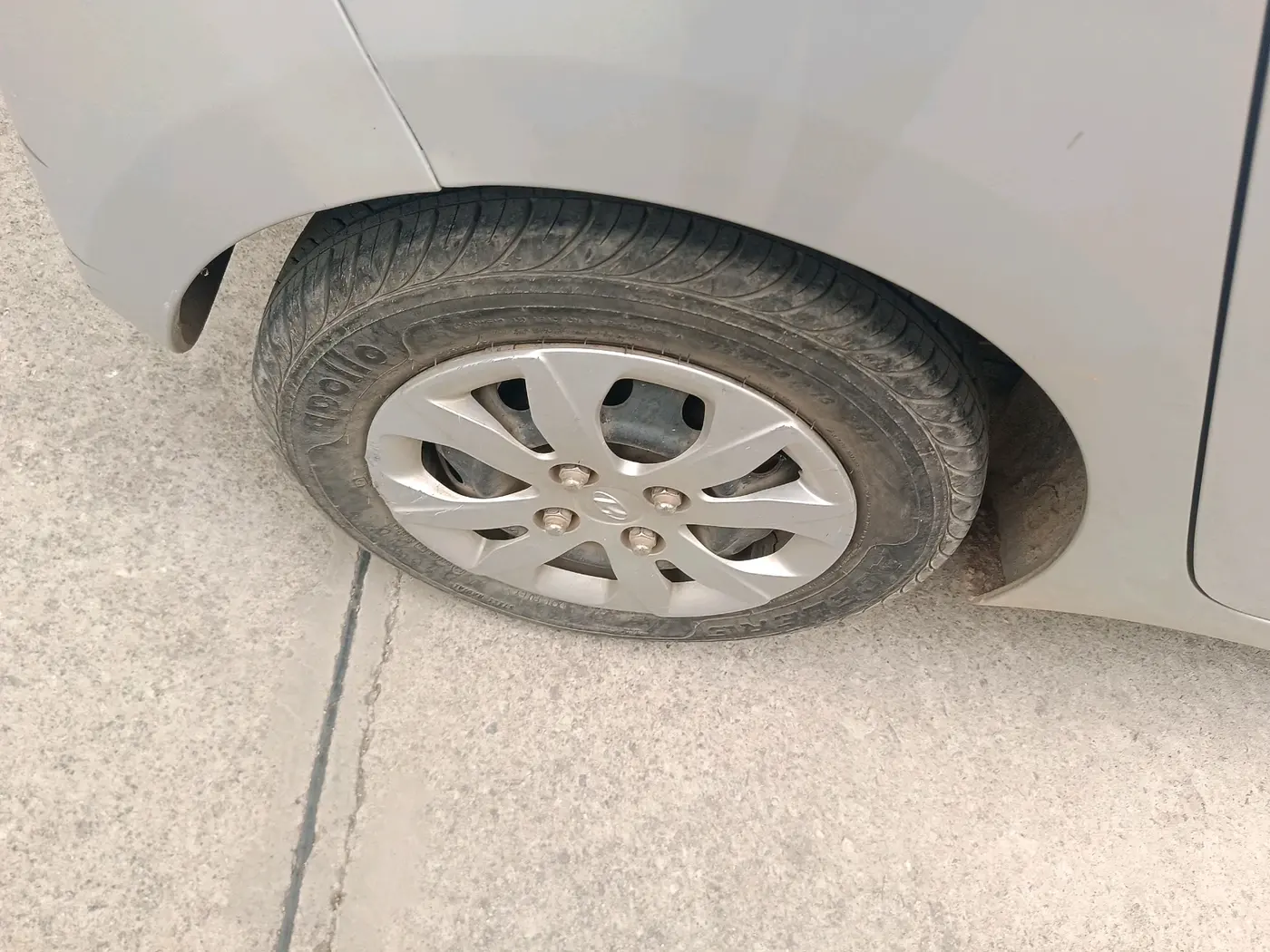2015 Hyundai Eon MAGNA +, Petrol, Manual, 18,389 km, tyre