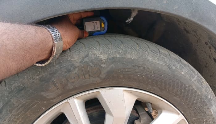 2020 Mahindra XUV300 W8 1.2 PETROL, Petrol, Manual, 1,12,367 km, tyre