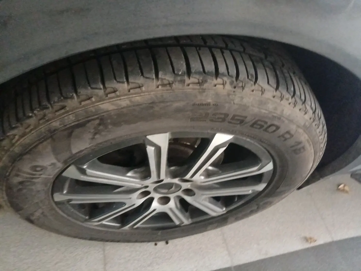 2022 Mahindra XUV700 AX 7 P AT 7 STR, Petrol, Automatic, 80,789 km, tyre
