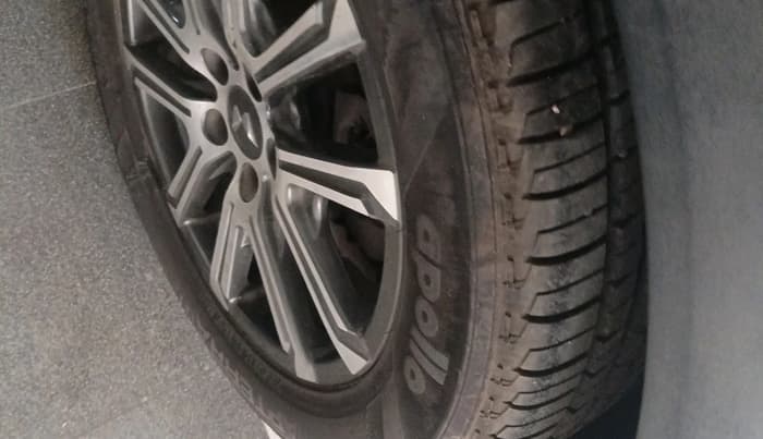 2022 Mahindra XUV700 AX 7 P AT 7 STR, Petrol, Automatic, 80,789 km, tyre