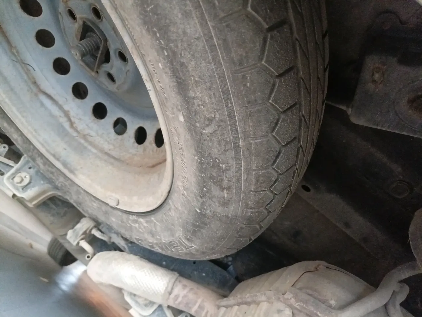 2022 Mahindra XUV700 AX 7 P AT 7 STR, Petrol, Automatic, 80,789 km, tyre