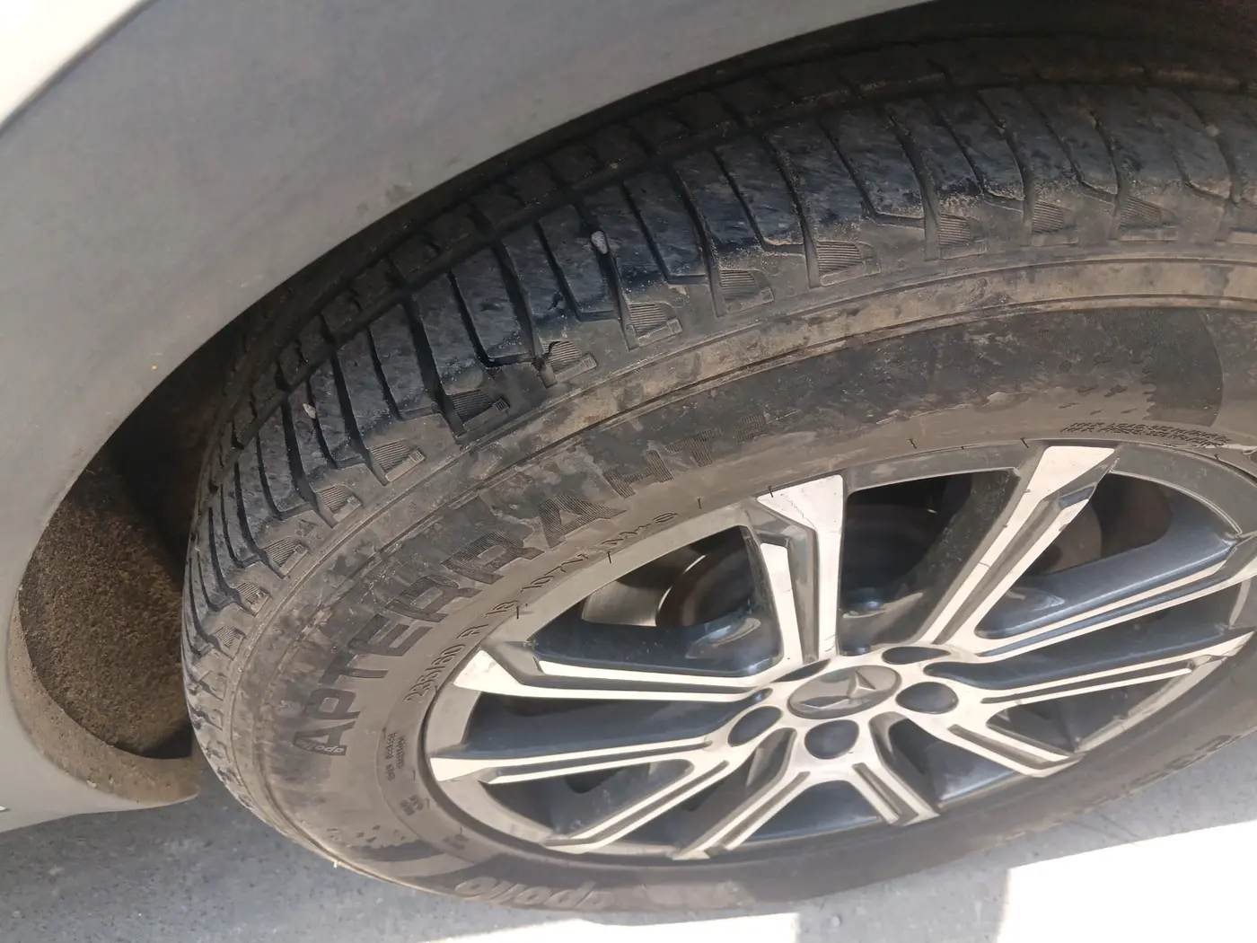 2022 Mahindra XUV700 AX 7 P AT 7 STR, Petrol, Automatic, 80,789 km, tyre