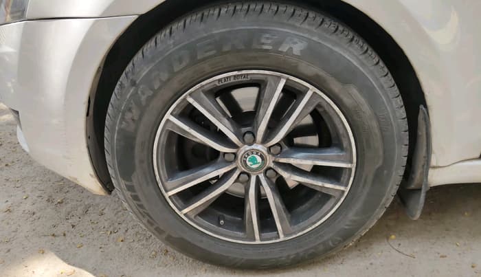 2017 Skoda Octavia STYLE PLUS AT 1.8 TSI, Petrol, Automatic, 1,14,024 km, tyre