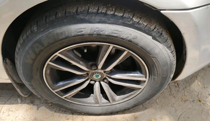 2017 Skoda Octavia STYLE PLUS AT 1.8 TSI, Petrol, Automatic, 1,14,024 km, tyre