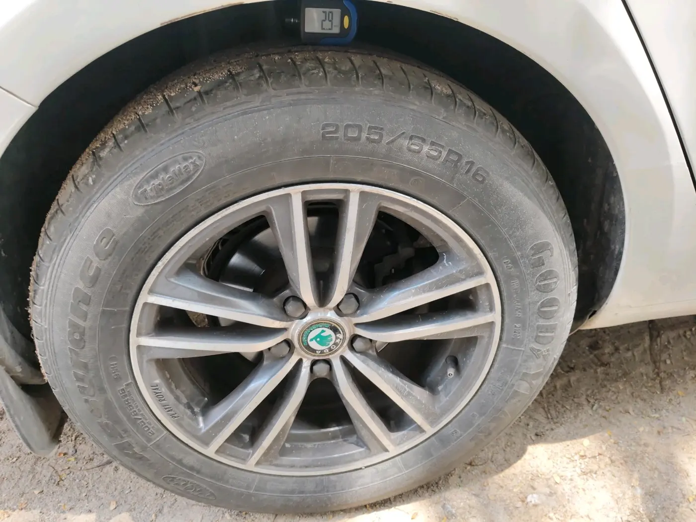2017 Skoda Octavia STYLE PLUS AT 1.8 TSI, Petrol, Automatic, 1,14,024 km, tyre
