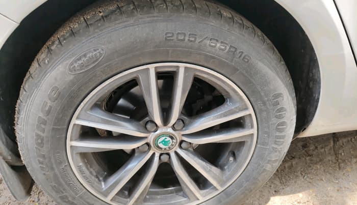 2017 Skoda Octavia STYLE PLUS AT 1.8 TSI, Petrol, Automatic, 1,14,024 km, tyre