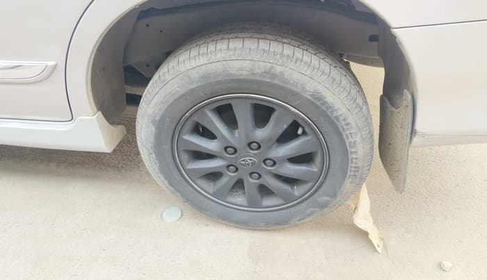 2014 Toyota Innova 2.5 VX 7 STR, Diesel, Manual, 2,30,500 km, tyre