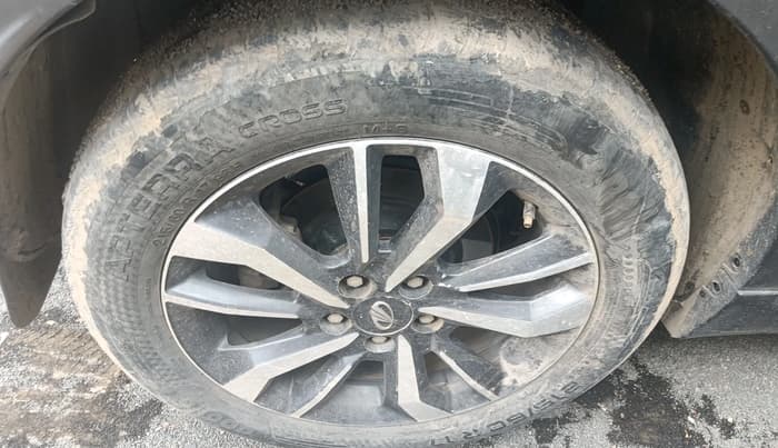 2019 Mahindra XUV300 W8 (O) 1.5 DIESEL, Diesel, Manual, 1,35,140 km, tyre